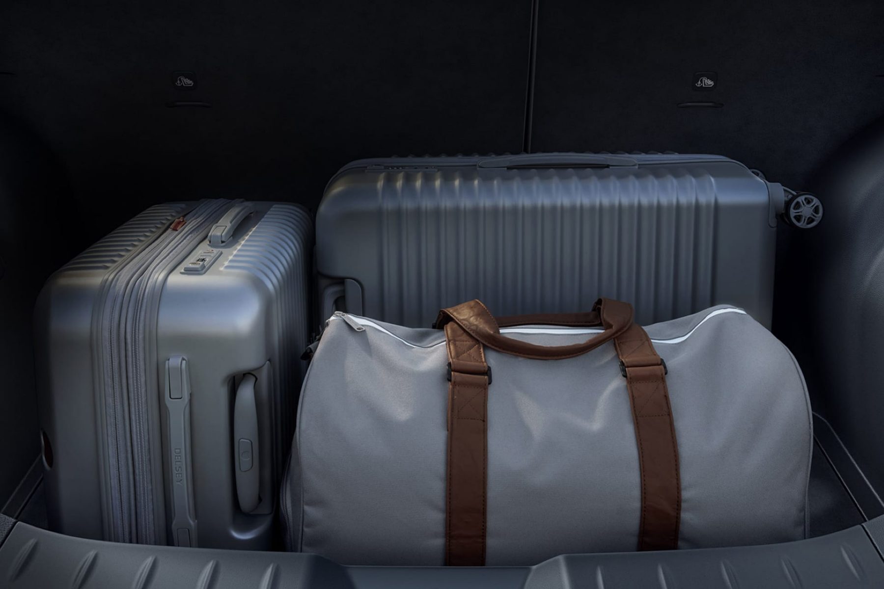 Coffre de la Nissan Leaf rempli de bagages et valises pour un transfert VTC.